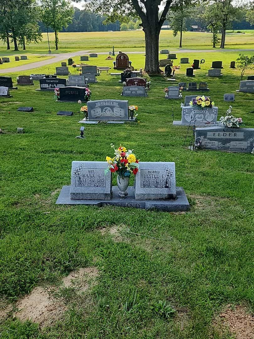 Maxie L. Garland's grave. Photo 2