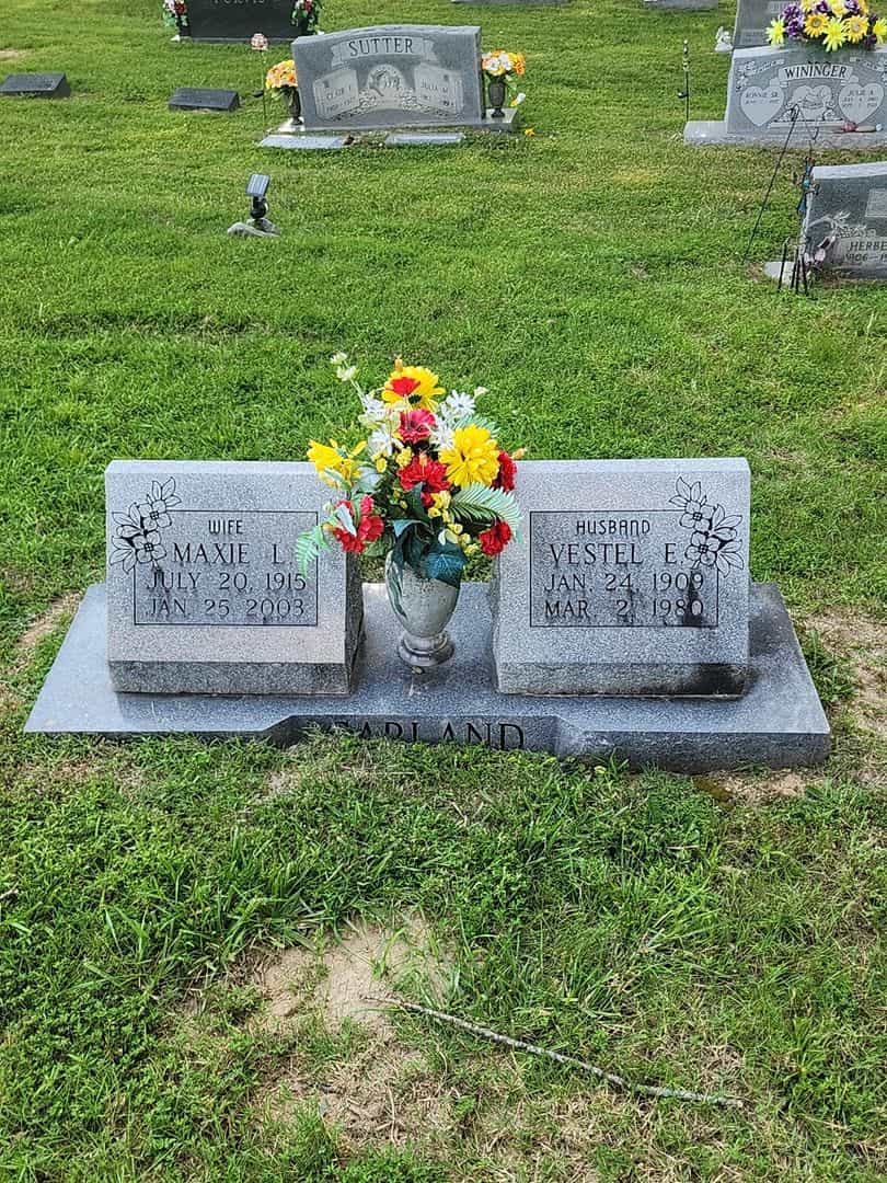 Maxie L. Garland's grave. Photo 1