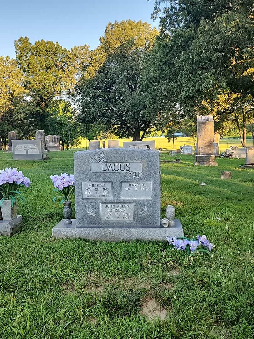 Mildred Dacus's grave. Photo 2
