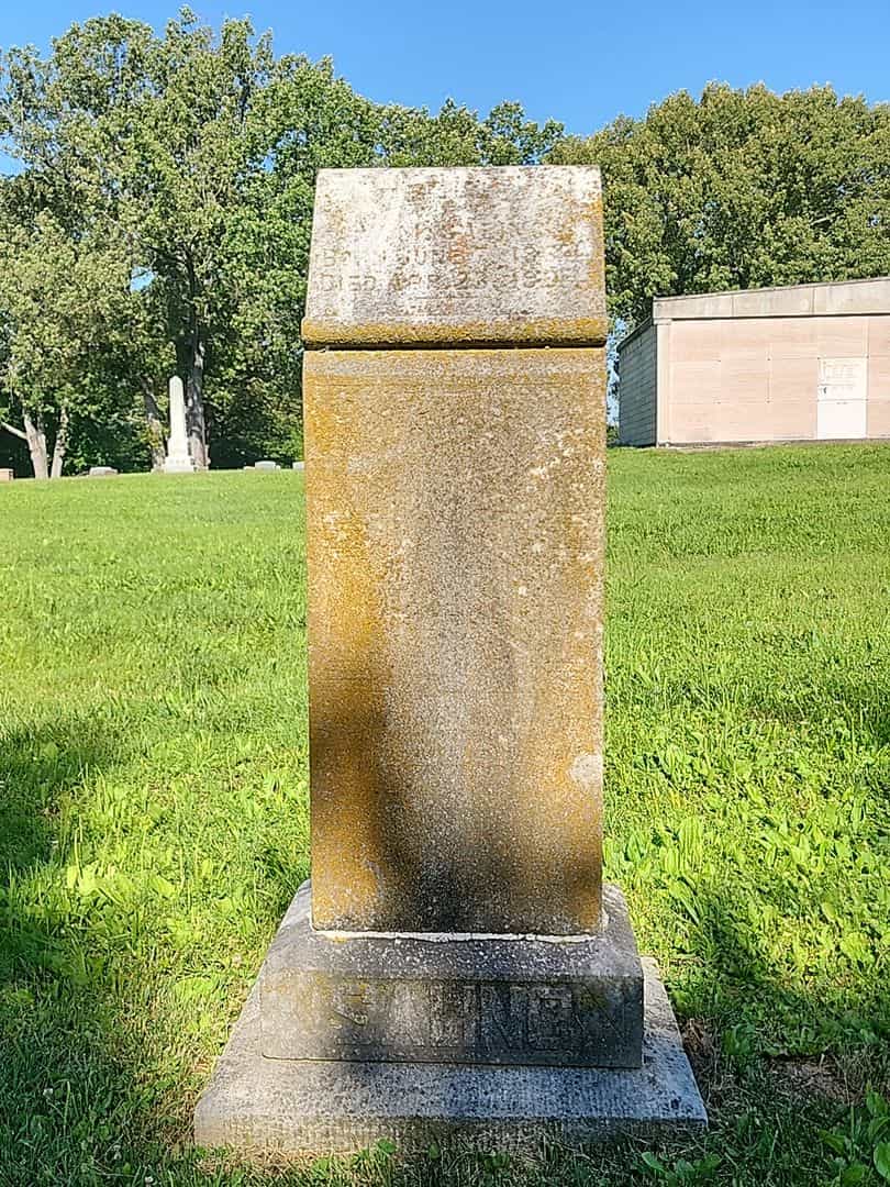 Belle Saling's grave. Photo 1