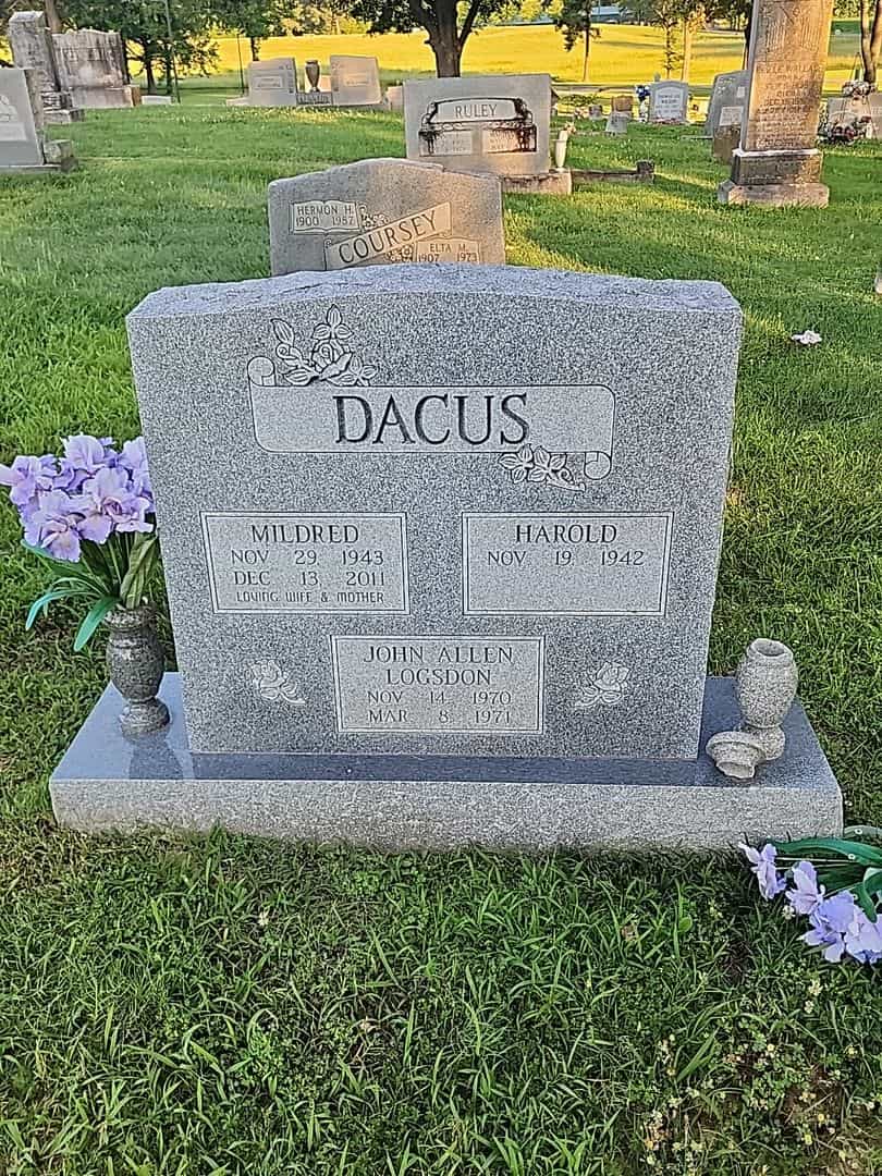 Mildred Dacus's grave. Photo 1