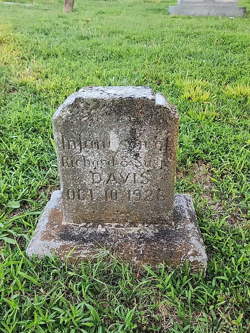 Infant Davis's grave. Photo 1