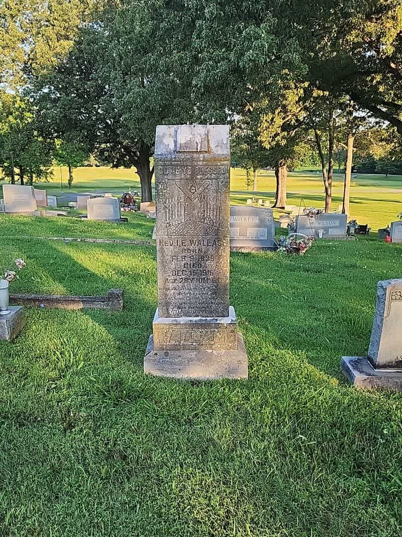 Reverend I. E. Wallace's grave. Photo 2