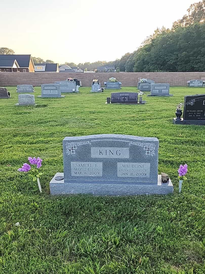 Maudline King's grave. Photo 2