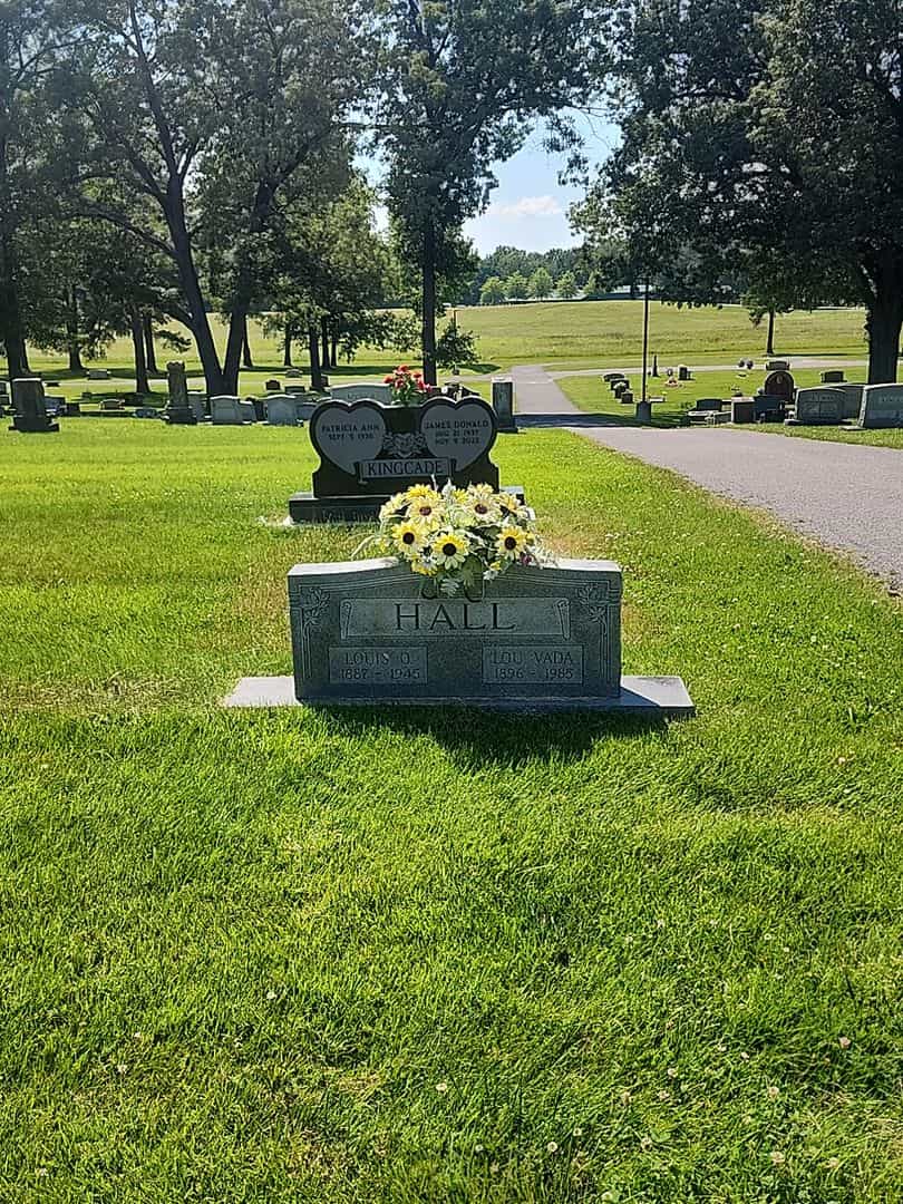 Lou Vada Hall's grave. Photo 2