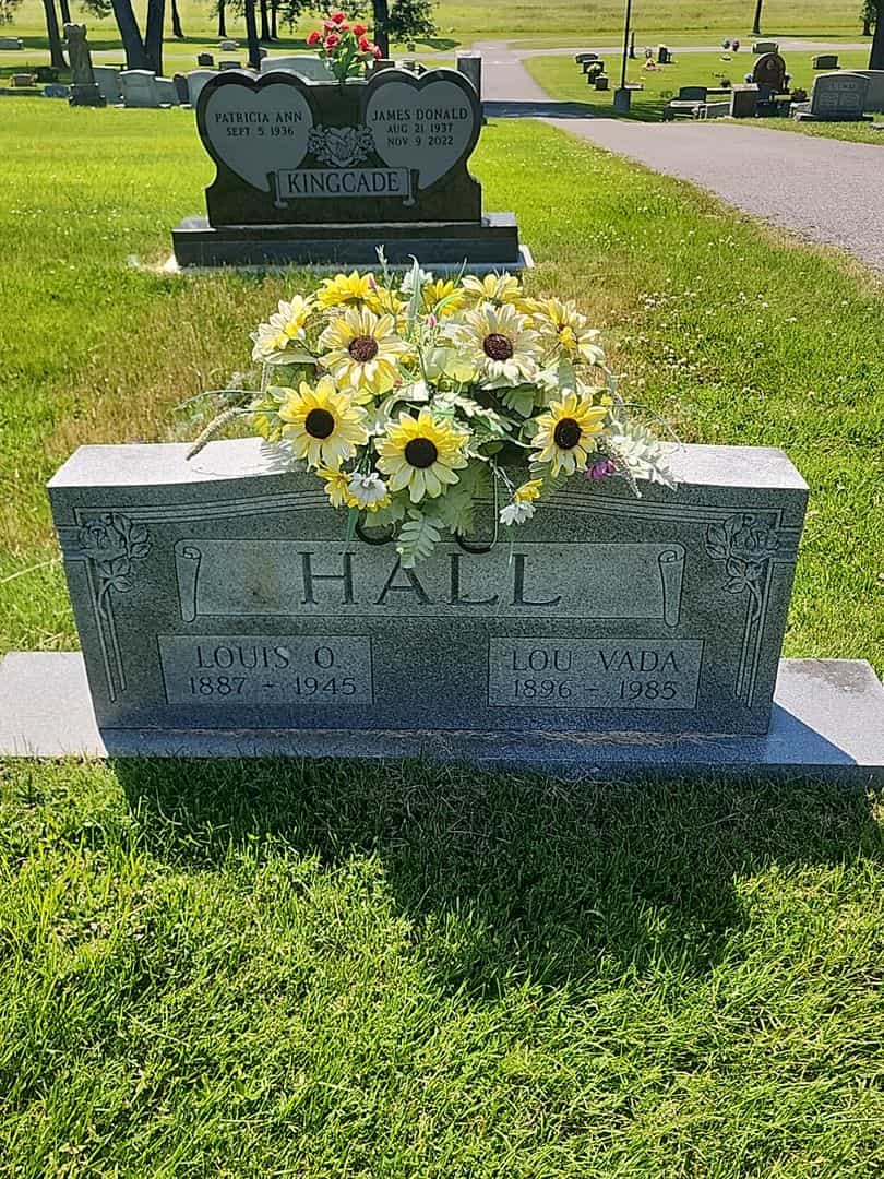 Lou Vada Hall's grave. Photo 1