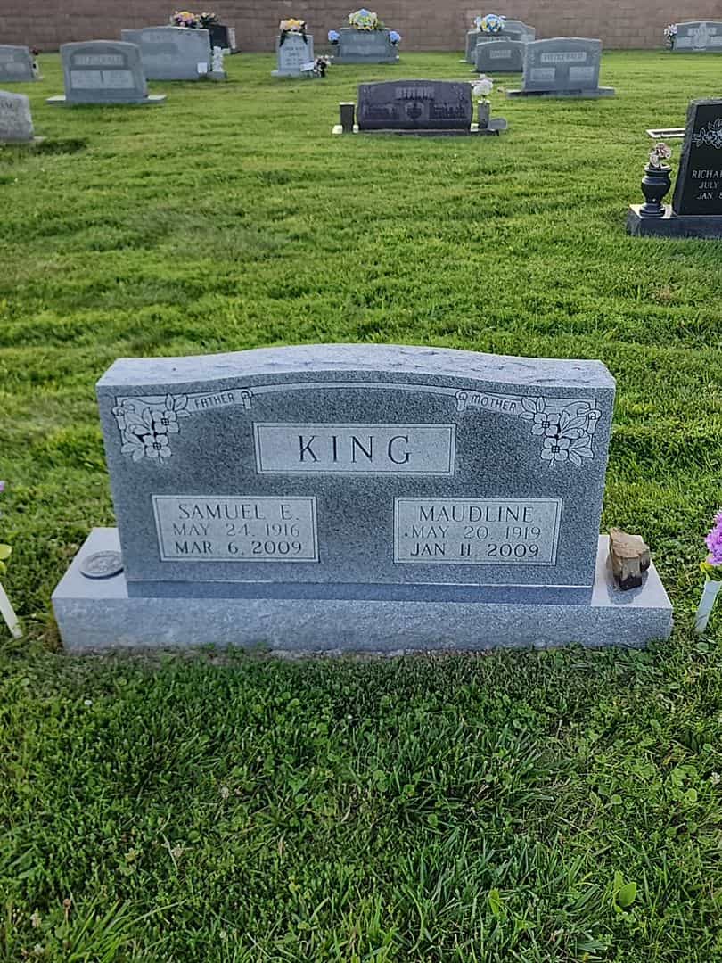 Maudline King's grave. Photo 1