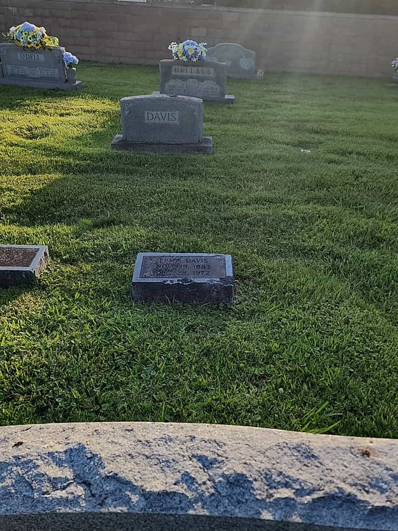 Erma Davis's grave. Photo 2
