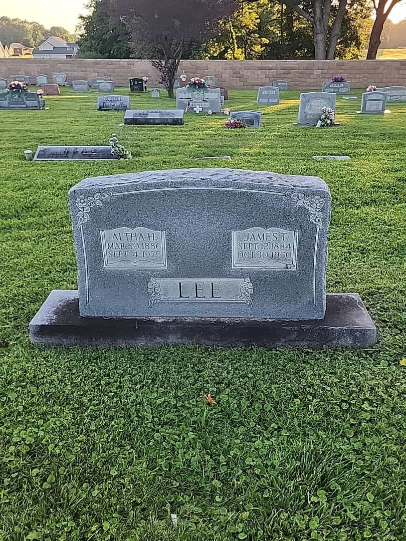 Altha H. Lee's grave. Photo 1