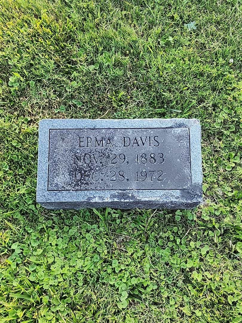 Erma Davis's grave. Photo 3
