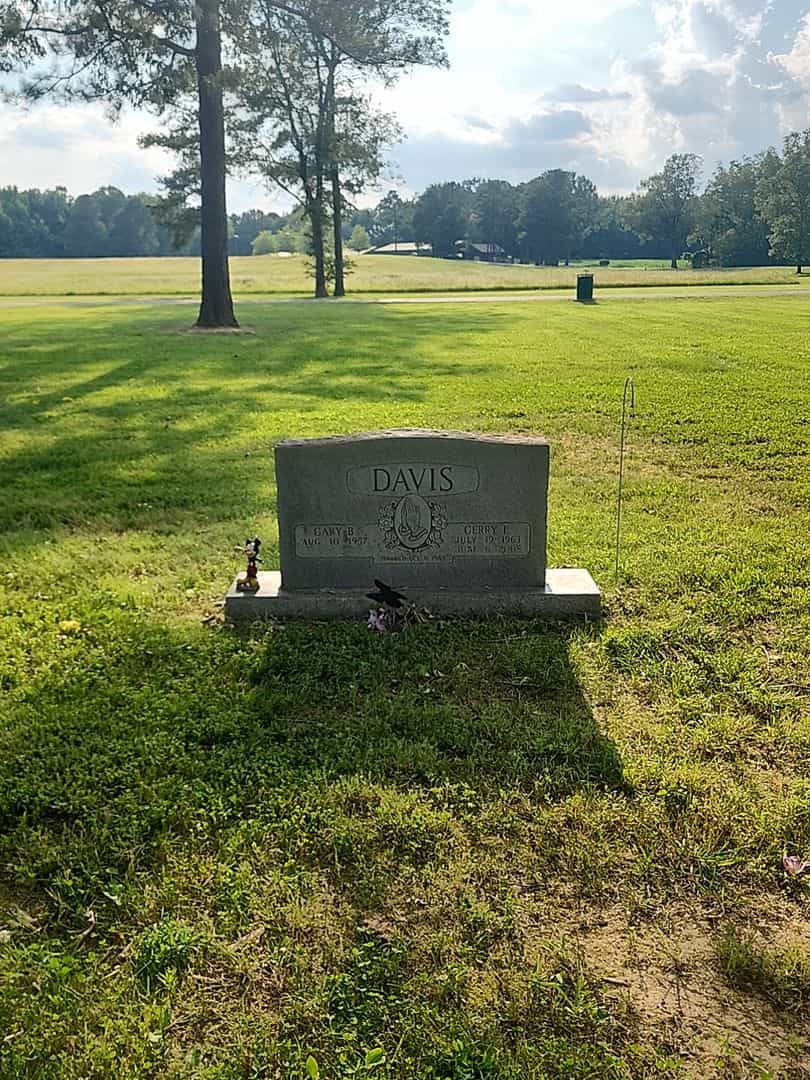 Gerry L. Davis's grave. Photo 2