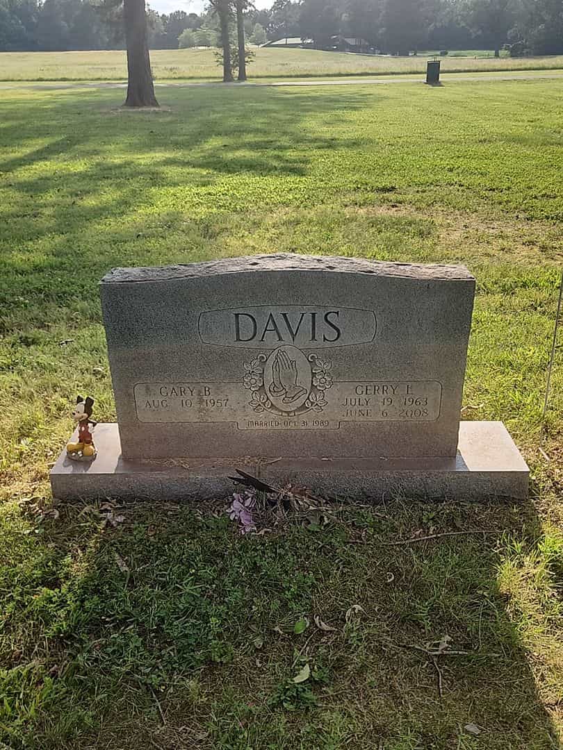 Gerry L. Davis's grave. Photo 1