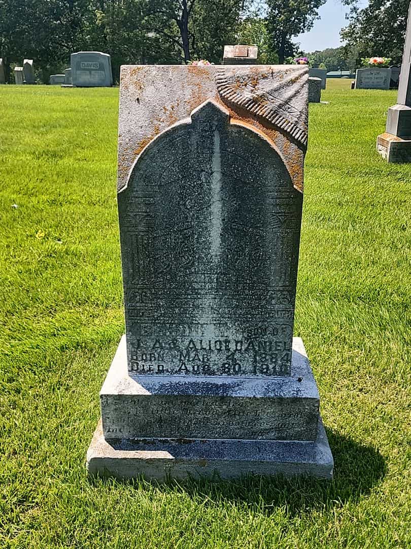 Bertie L. Daniel's grave. Photo 1