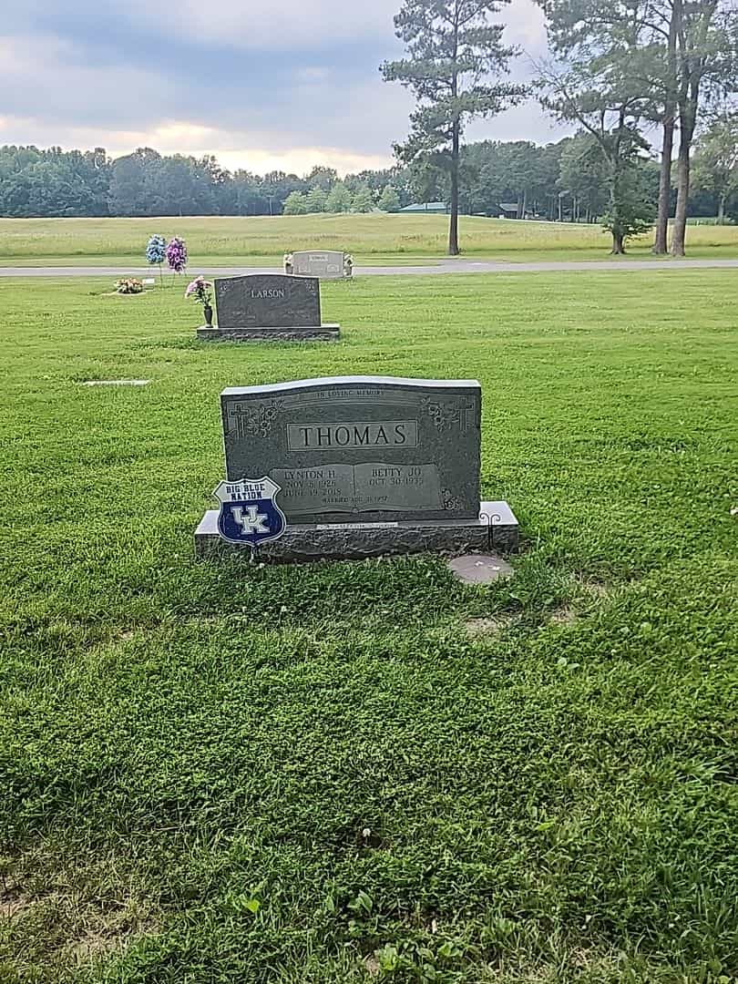 Lynton H. Thomas's grave. Photo 2