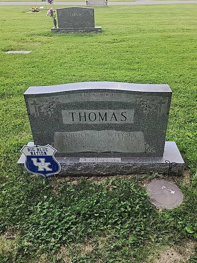 Lynton H. Thomas's grave. Photo 1