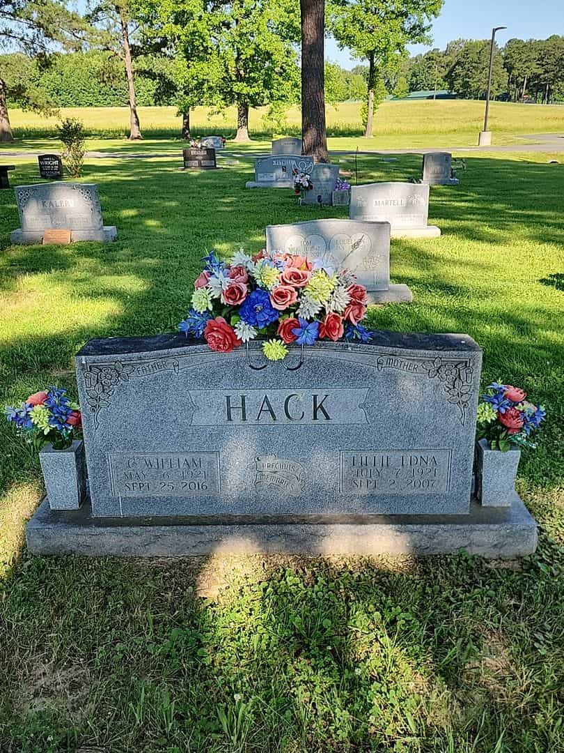 Lillie Edna Hack's grave. Photo 1