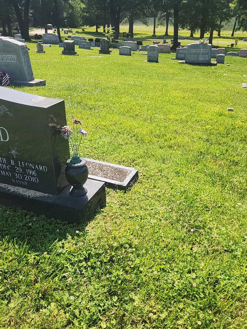 Robert E. Vannerson's grave. Photo 2