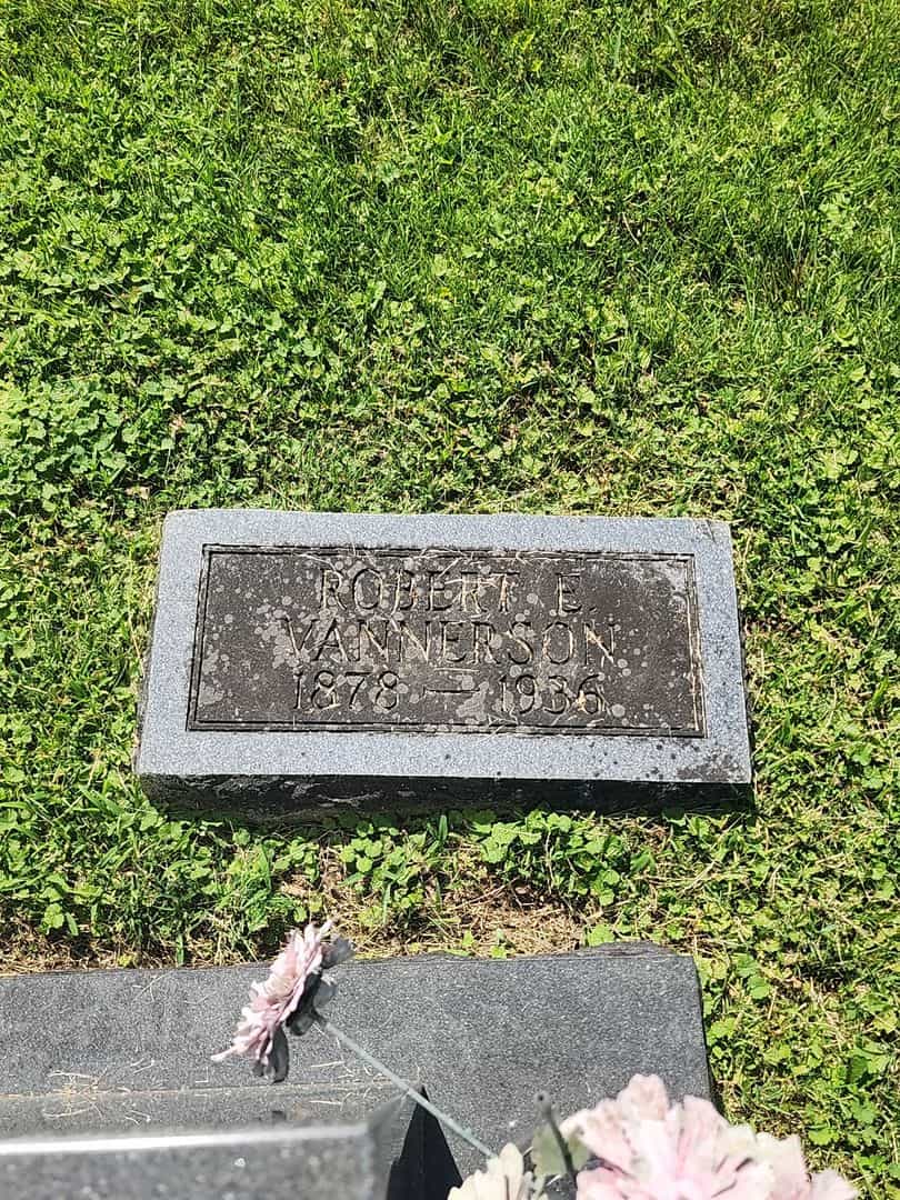 Robert E. Vannerson's grave. Photo 3
