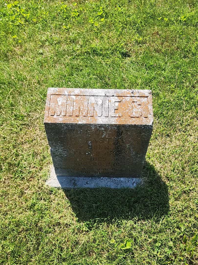 Minnie C. East's grave. Photo 1