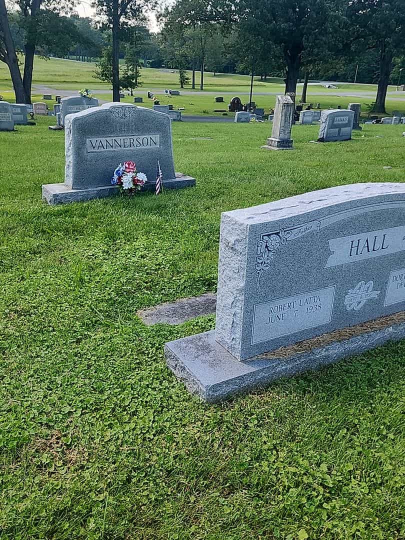 Robert E. Vannerson's grave. Photo 2