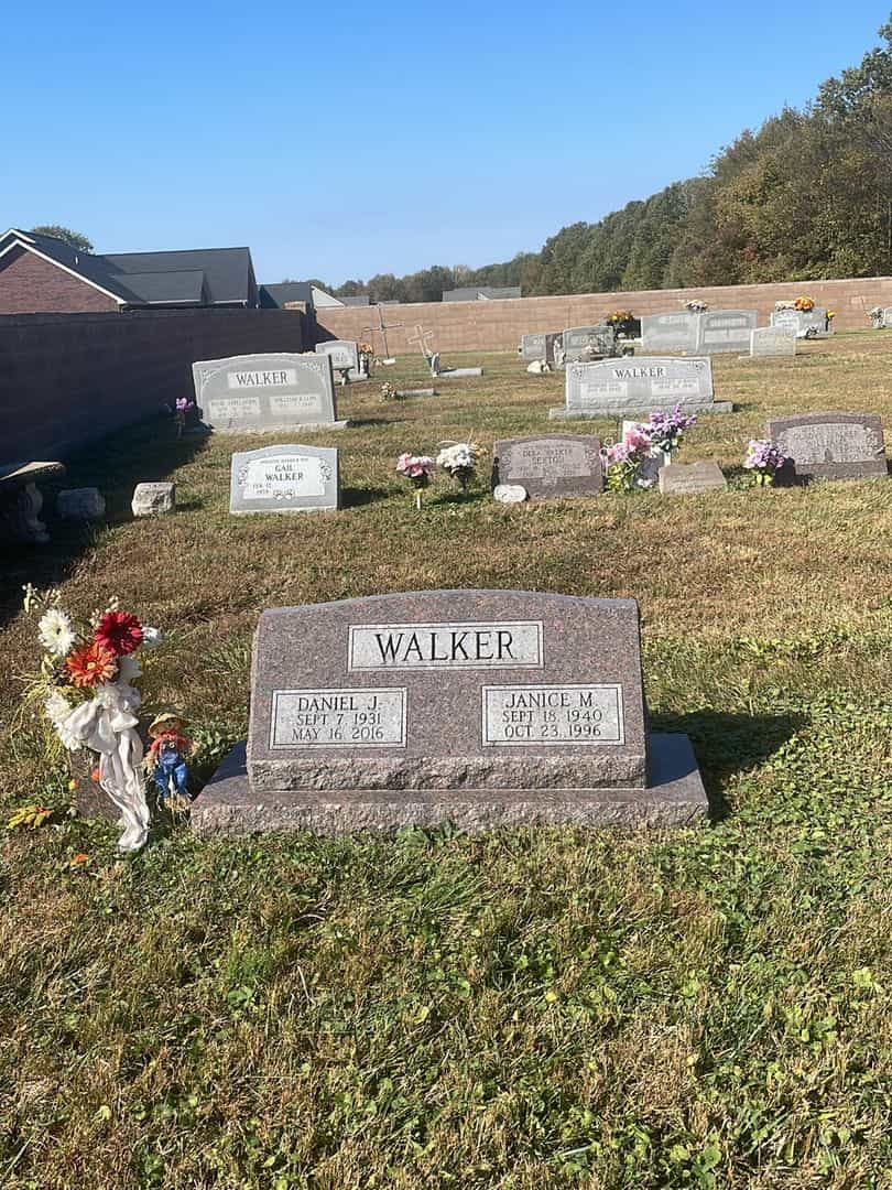 Daniel J. Walker's grave. Photo 2