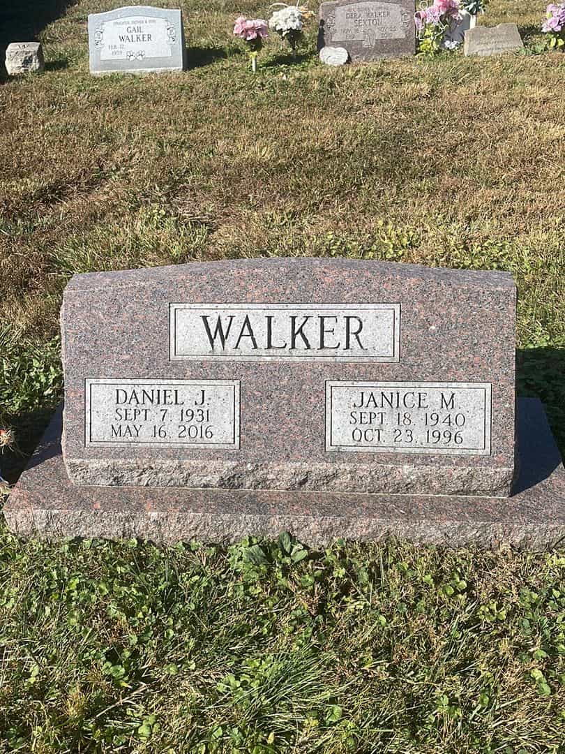 Daniel J. Walker's grave. Photo 1