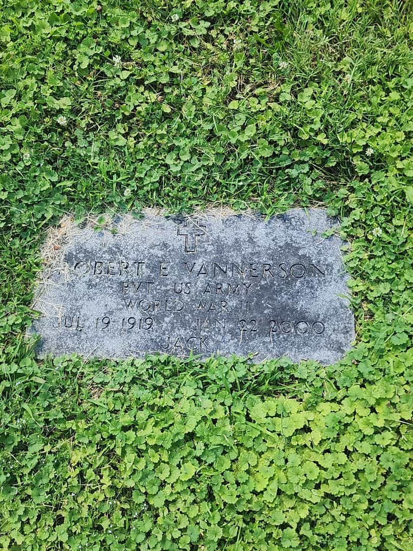 Robert E. Vannerson's grave. Photo 3