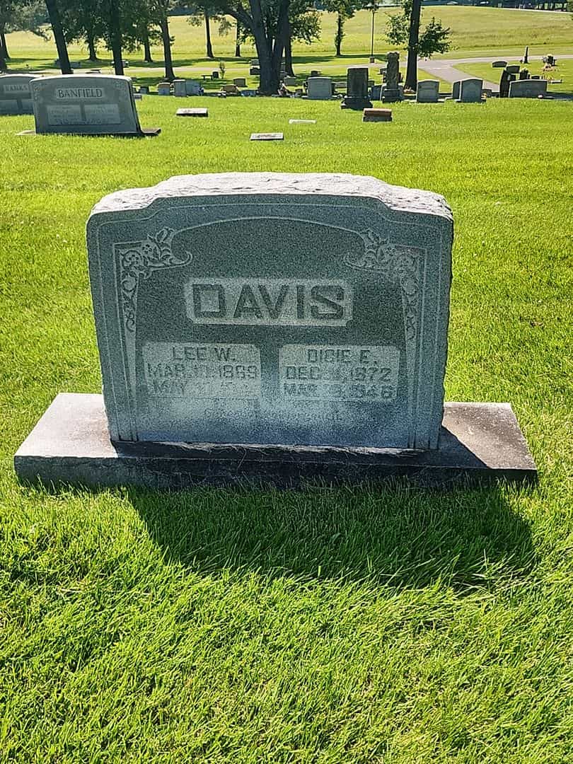Dicie E. Davis's grave. Photo 1