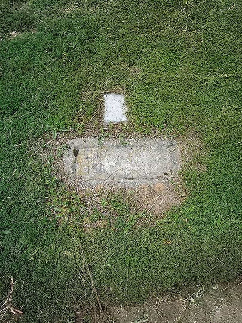 Ella Adcock's grave. Photo 1