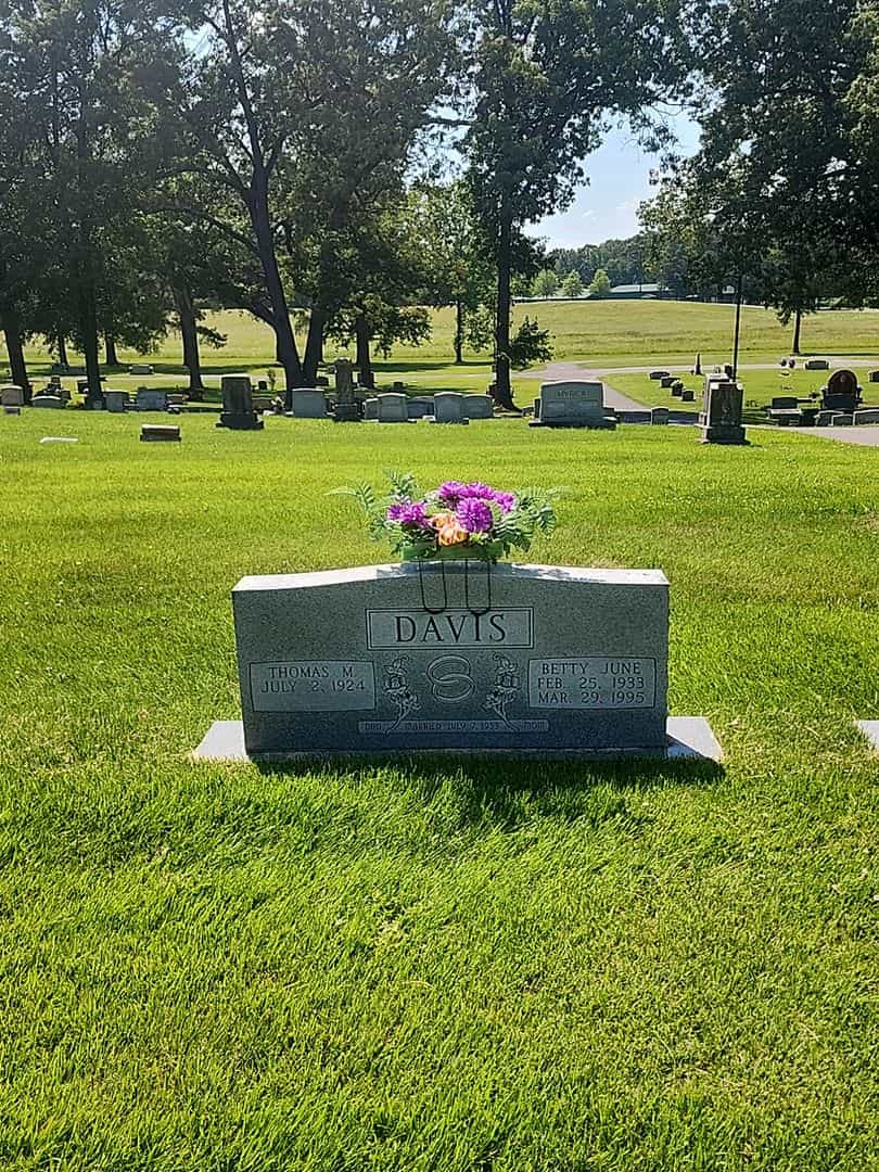Betty June Davis's grave. Photo 2