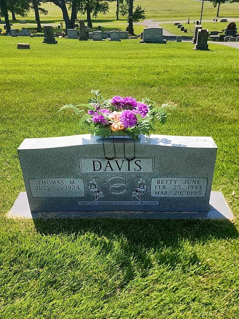 Betty June Davis's grave. Photo 1
