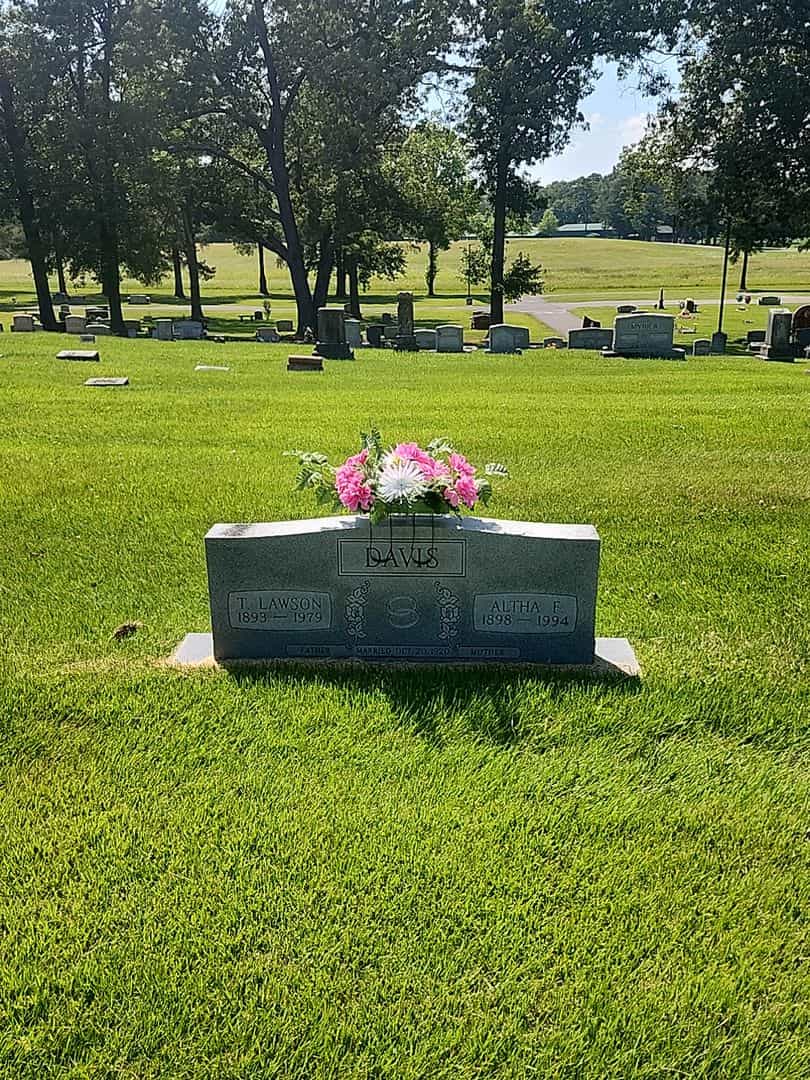 Altha F. Davis's grave. Photo 2