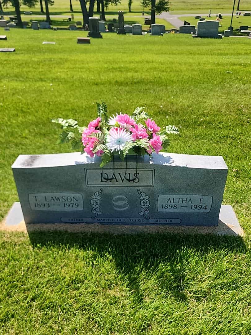 Altha F. Davis's grave. Photo 1