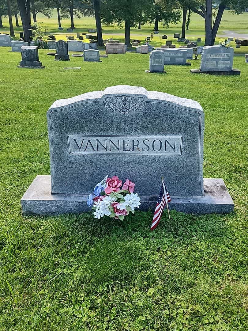 Robert E. Vannerson's grave. Photo 1