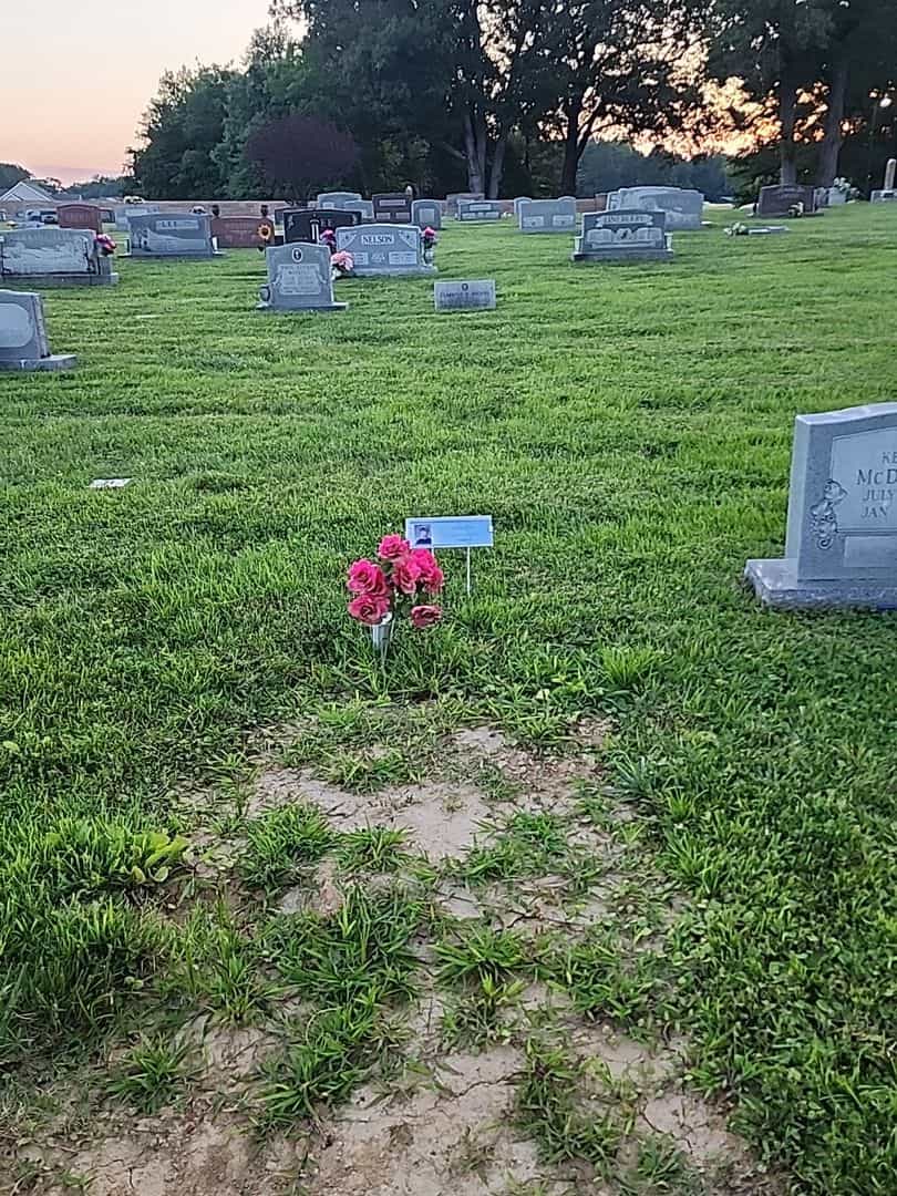 Sheri Tate's grave. Photo 2