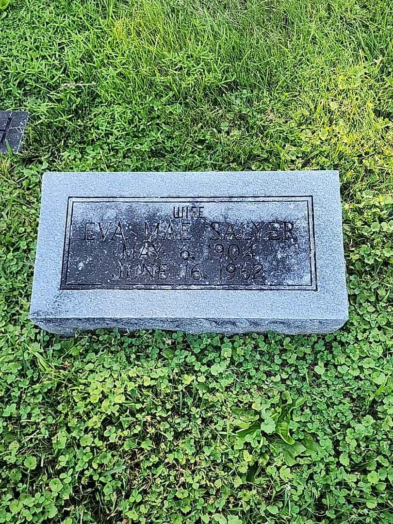 Eva Mae Salyer's grave. Photo 1
